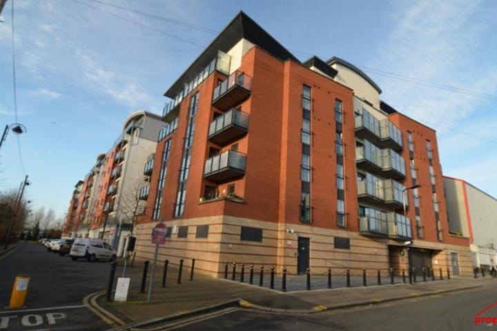 3 bed flat to rent at Buckingham Road, London E10