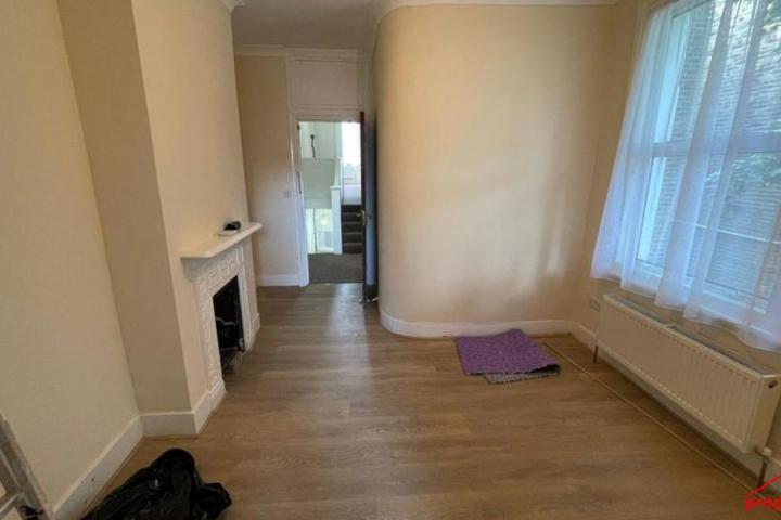 3 bed flat to rent at Earlham Grove, London E7