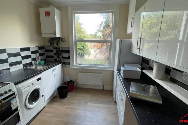 3 bed flat to rent at Earlham Grove, London E7