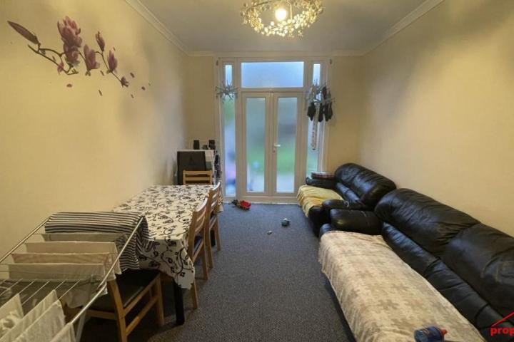 4 bed terraced house to rent at East Road, London E15