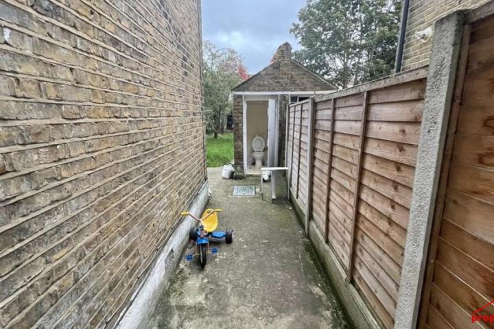 4 bed terraced house to rent at East Road, London E15