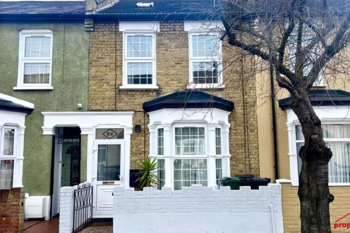 4 bed terraced house for sale at Pearcroft Road, London E11