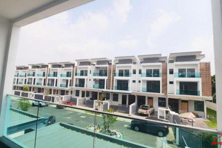 Brand New 3 Storey Superlink Villa Grande 2 Reflection, Bandar Nusa Putra Puchong
